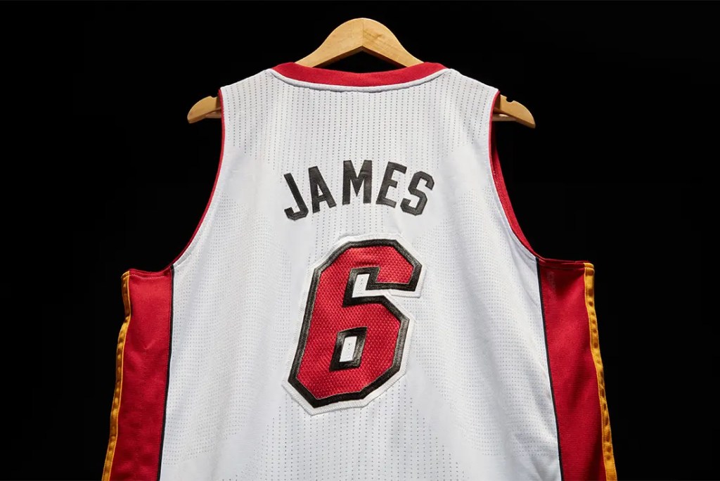 Le maillot de LeBron James vendu aux enchères 