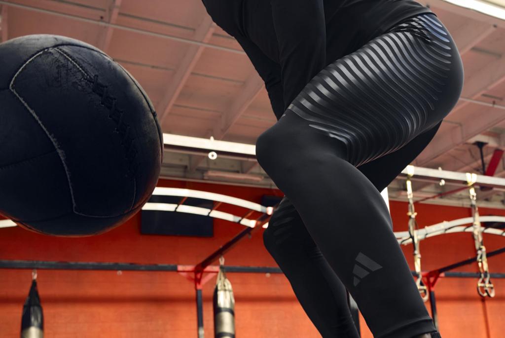 Les vêtements de sport adidas RHEON