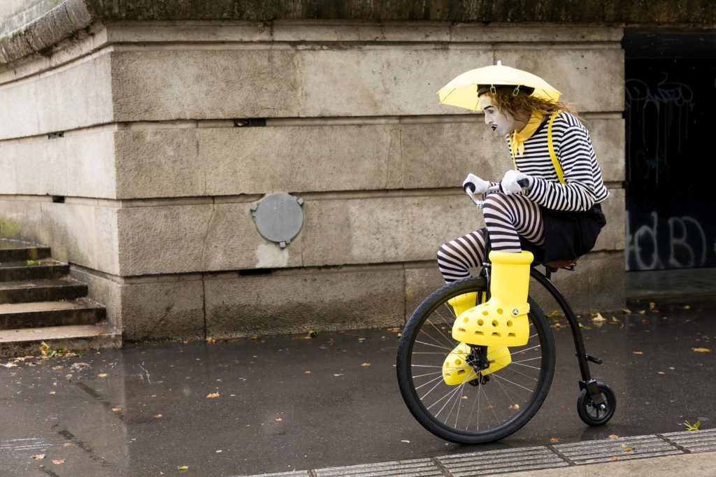 Tommy Cash avec les Crocs X Mschf
