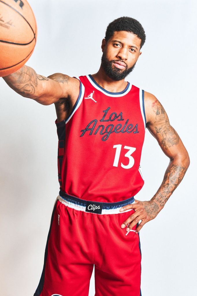 Paul George et le nouveau maillot rouge des Clippers
