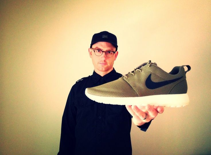 nike roshe run on feet