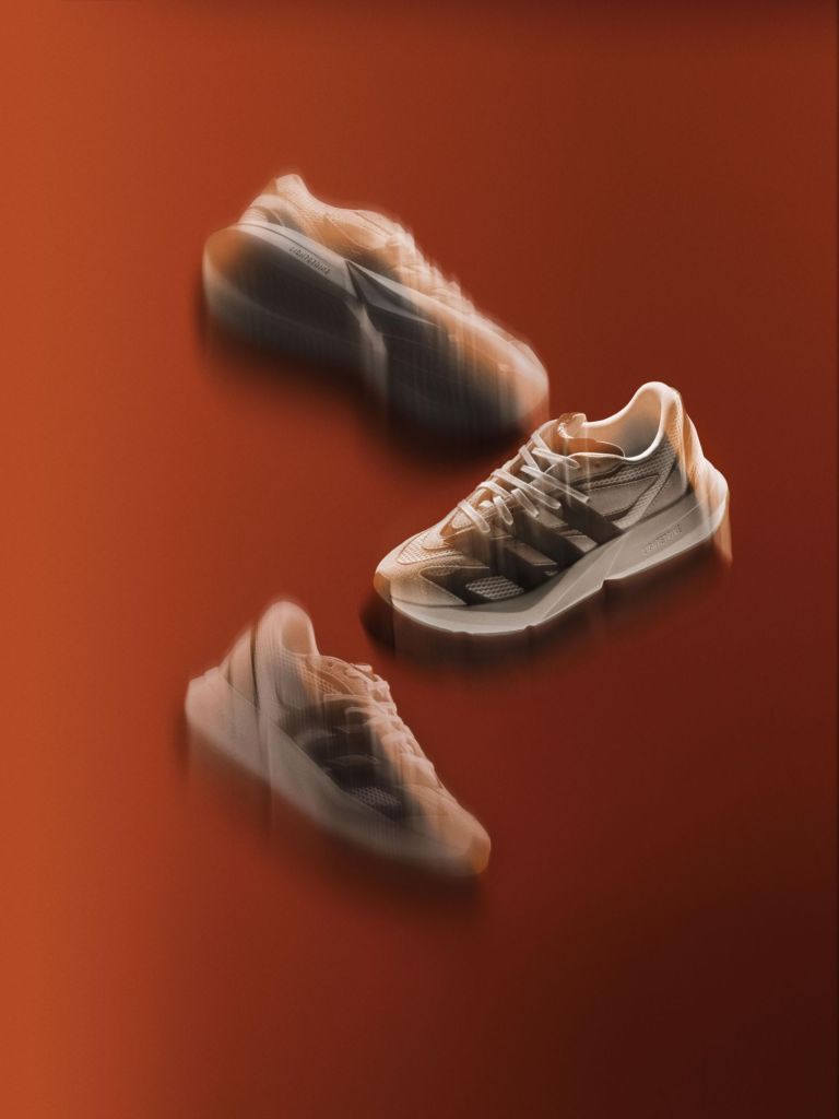 Les adidas Lightblaze 