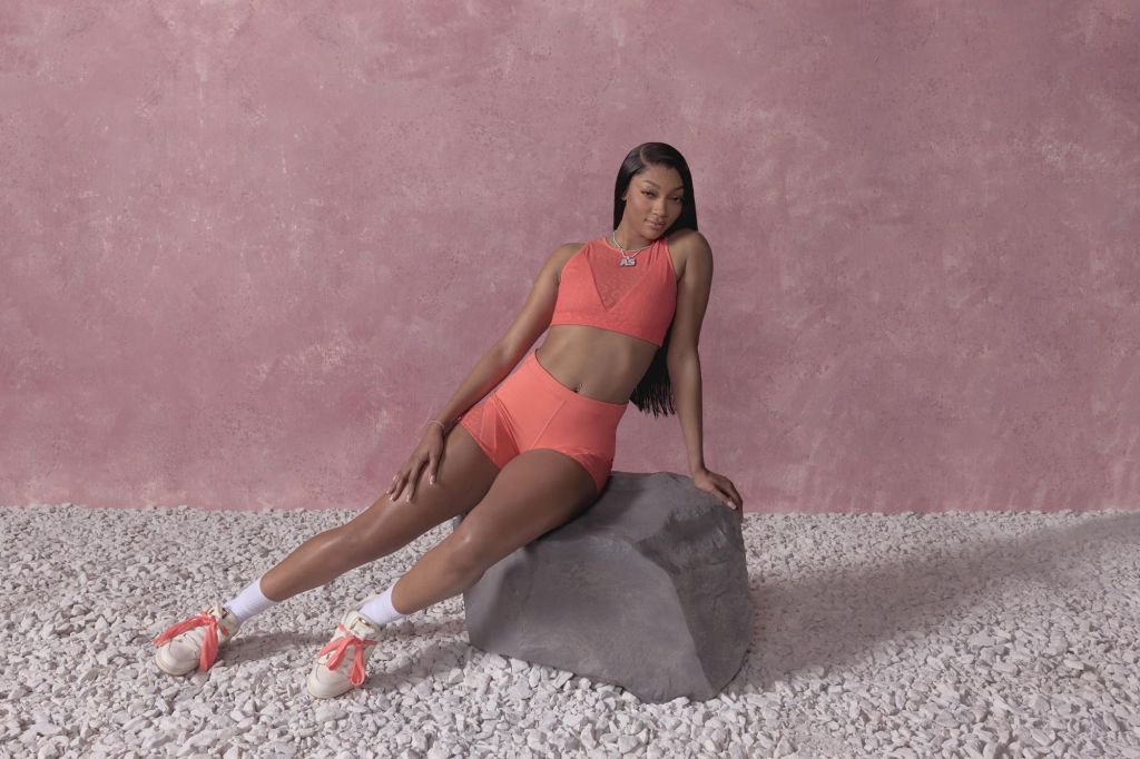 Angel Reese pour Reebok