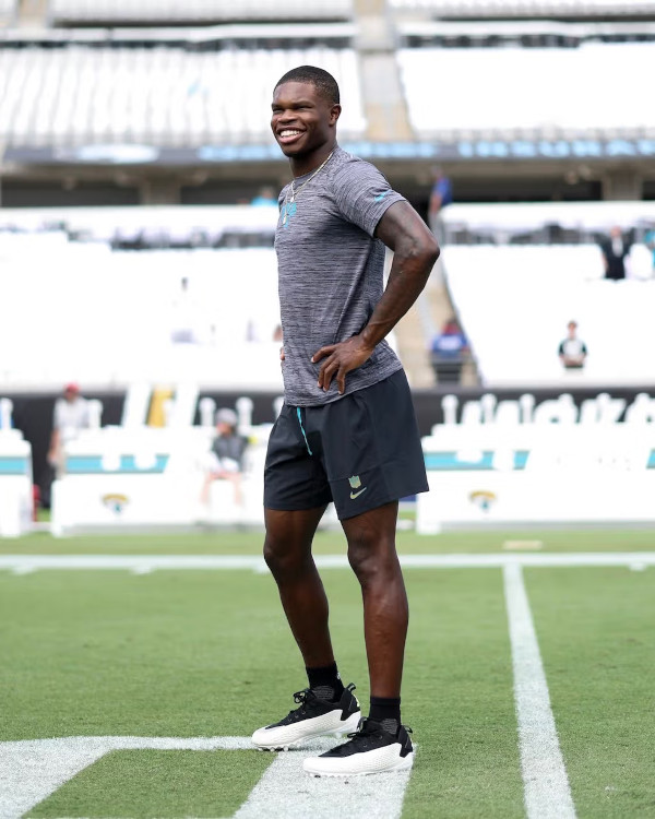 Travis Hunter et les crampons AE1