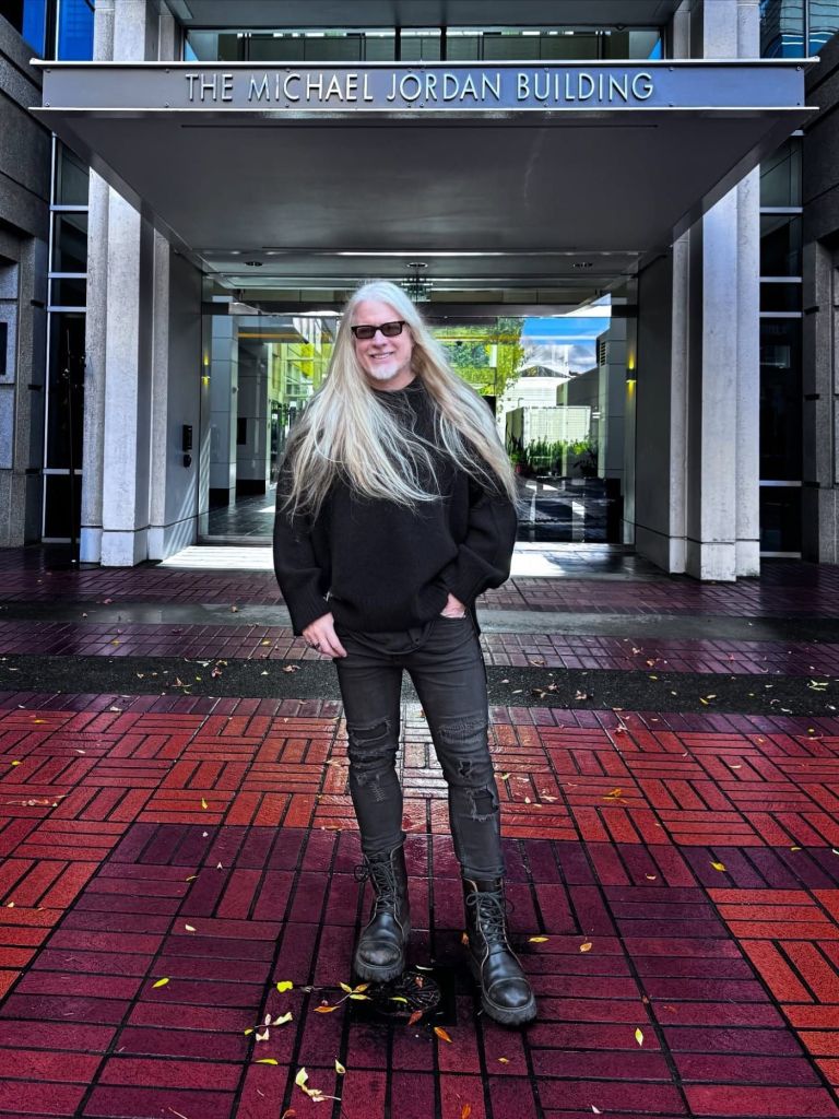 Christian Tresser devant le Michael Jordan Building