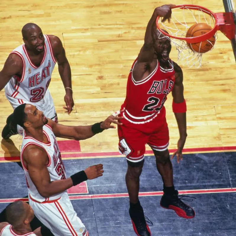 Jordan qui joue avec les Air Jordan 12