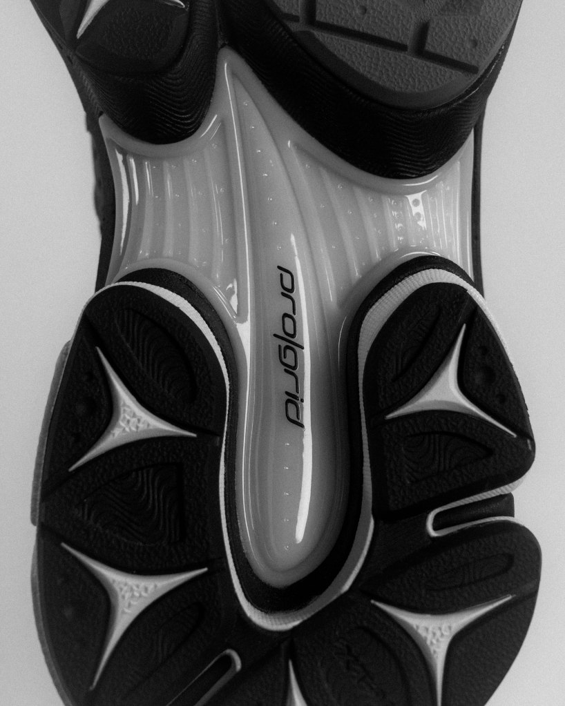 La saucony progrid paramount 2026 noire et blanche avec les détails de la semelle