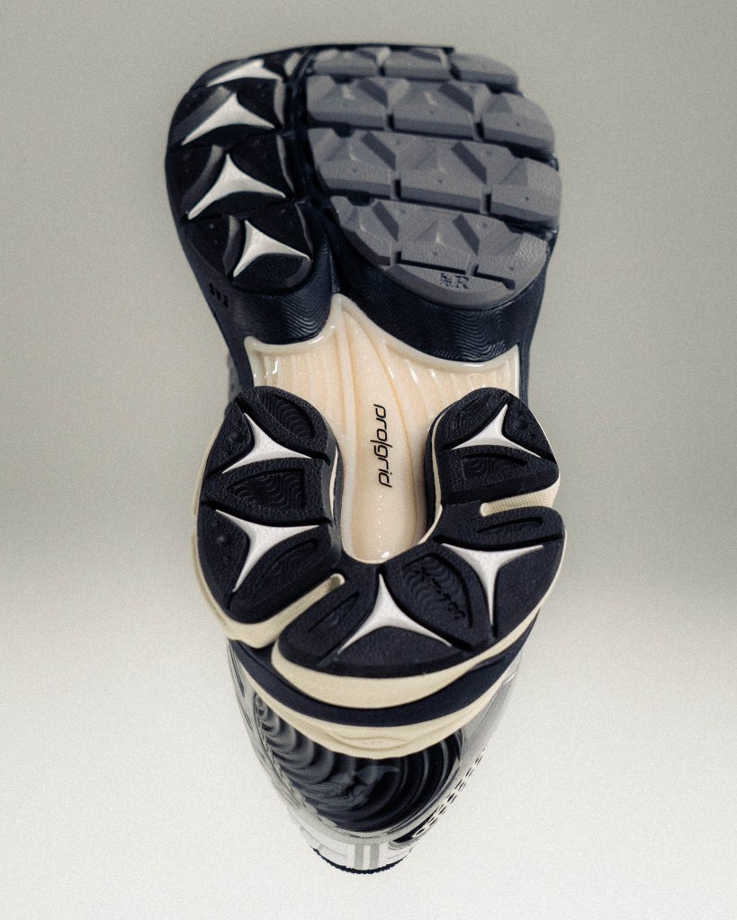 La saucony progrid paramount 2026 noire et blanche vue de dessous