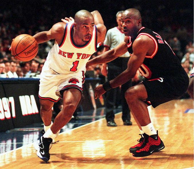 Tim Hardaway portant les Nike Air Bakin