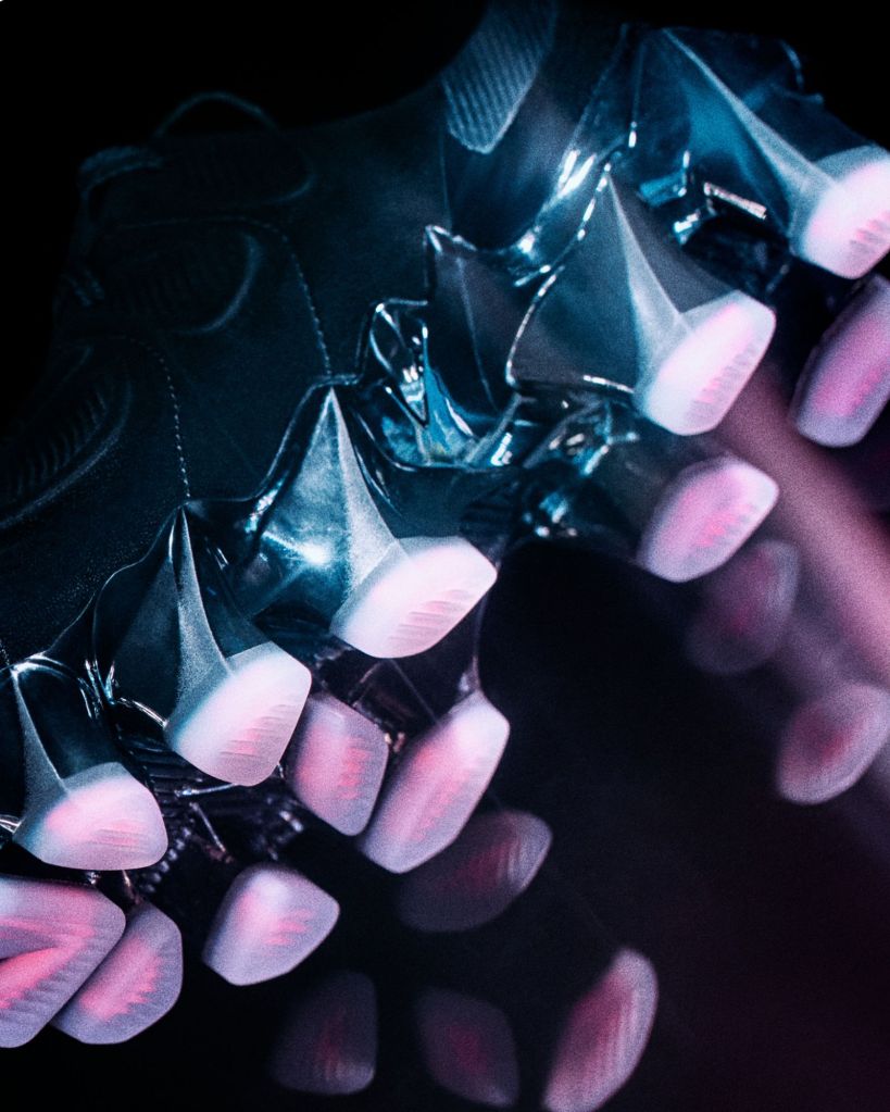 Les Nike Mirage, modèle inspiré de crampons de foot, issu de la collection First Sight