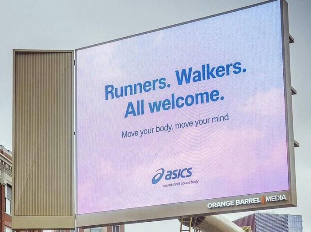 la publicité de ASICS en réponse à Nike lors du marathon de boston 2026 "Coureurs. Marcheurs. Tous bienvenus."