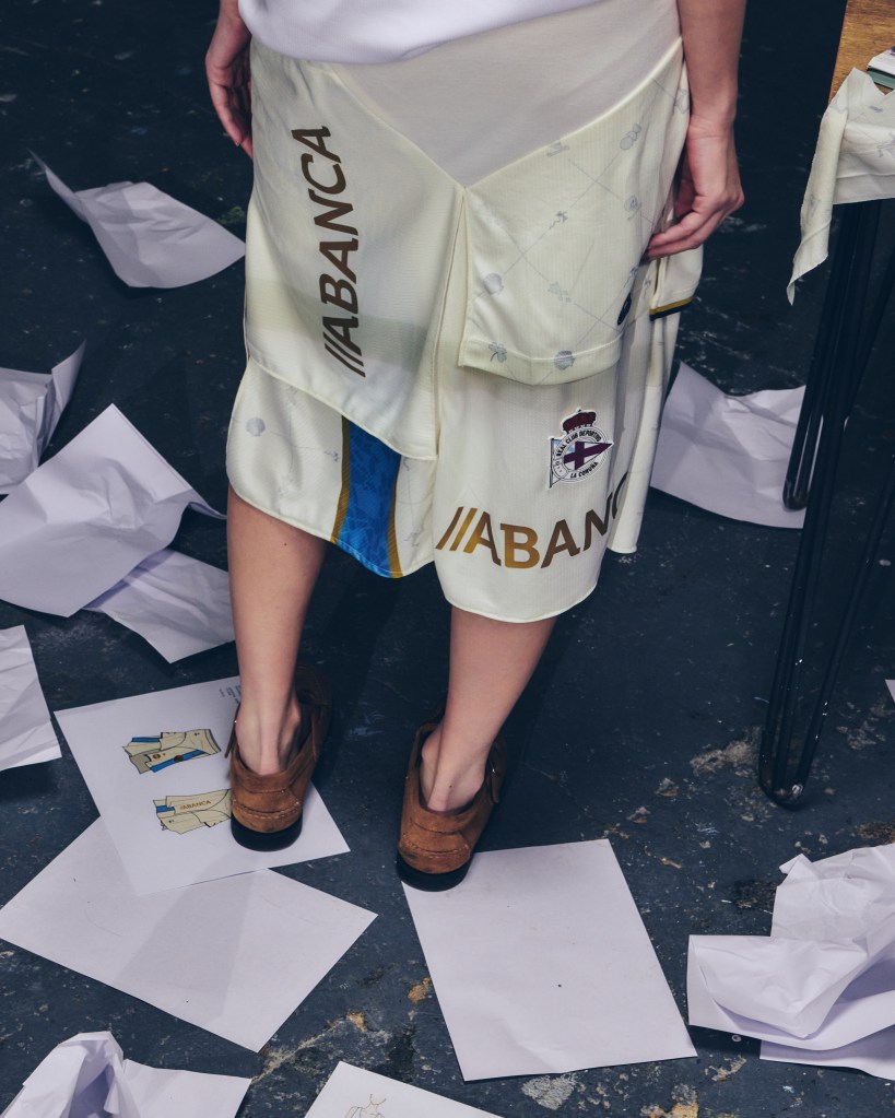 La reinvention des maillots de foot par Kappa avec ici une robe créée de toute pièce