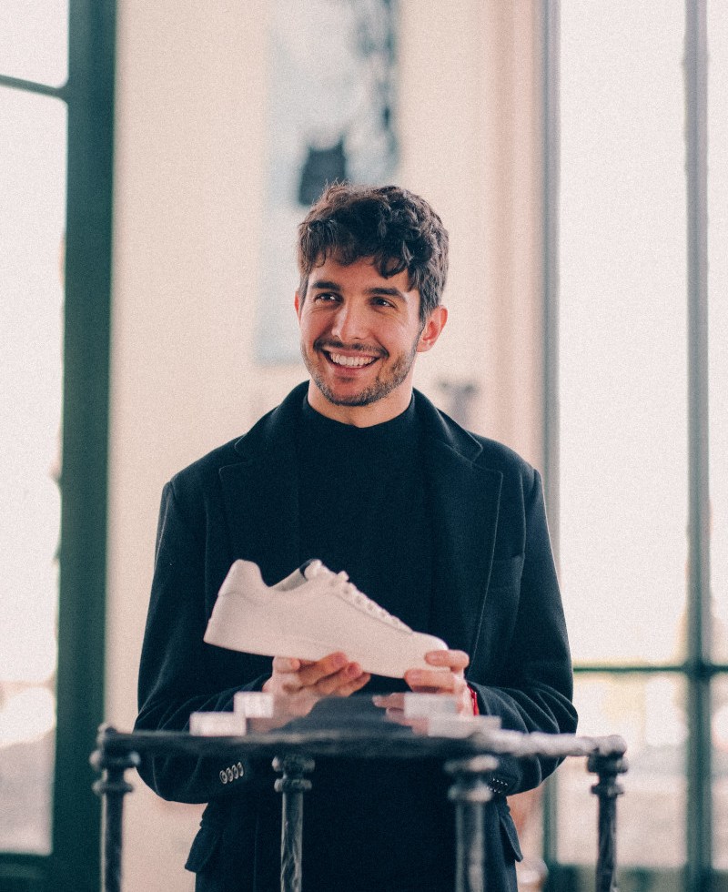 Esteban Ocon avec une paire de sneakers LEVAC, un modèle Made in France