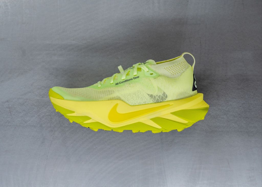 Les Nike ACG Picklejus vues de profil, montrant leur imposante semelle