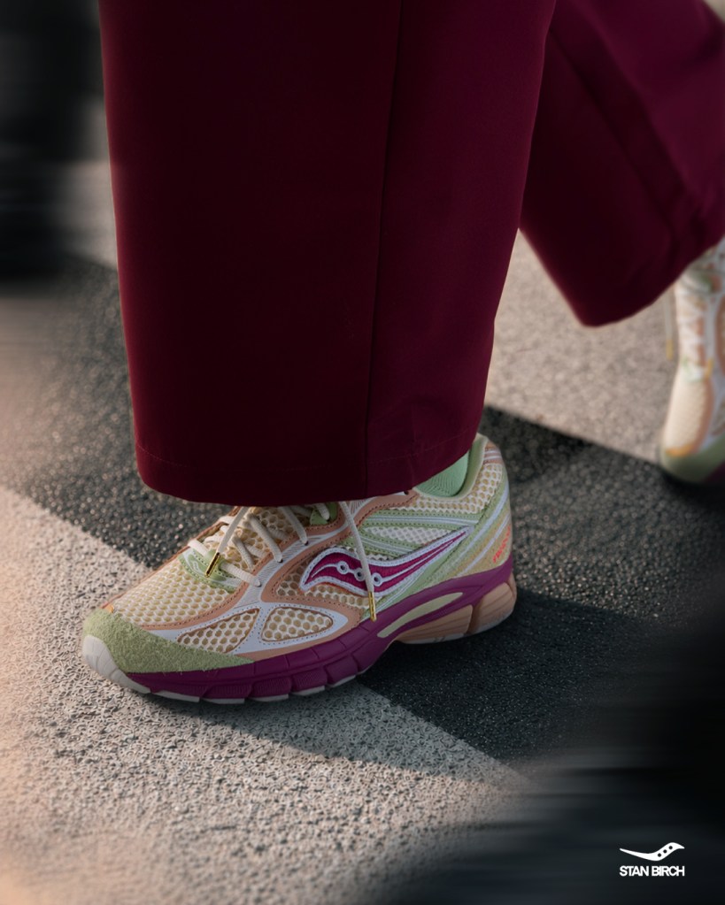 les détails de la Saucony en collab avec Stan Birch, ici aux pieds pour un shoot en image